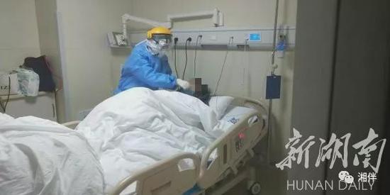 1月27日,中南大学湘雅医院感染病科,医护人员在给重症隔离病房的患者吸氧 。向群 摄