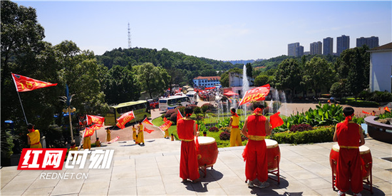 1175名高三考生乘坐30辆大巴满载信心驶向高考“战场”。