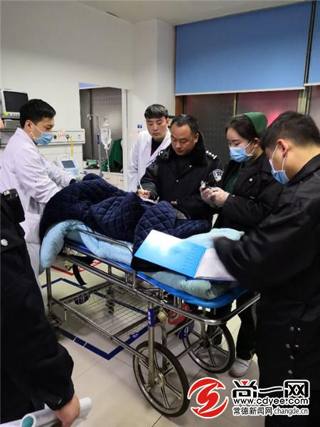 78岁独居老人半夜中风 常德民警破门成功救援