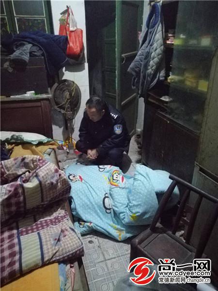 78岁独居老人半夜中风 常德民警破门成功救援