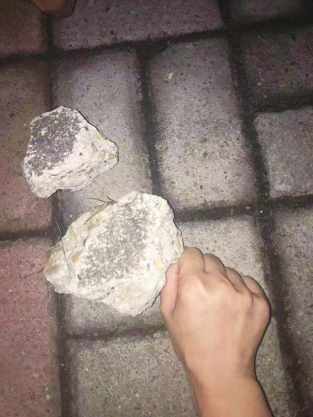 天降六个拳头大水泥块 砸裂小车玻璃居民担惊受怕