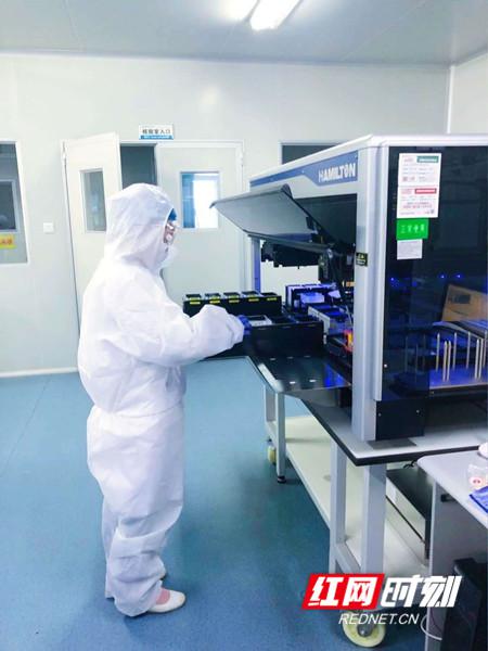 工作人员时刻关注仪器状态,确保试剂充足顺利完成检测。