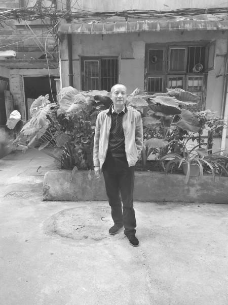 下水救人的六旬男子何一民。图/受访者提供