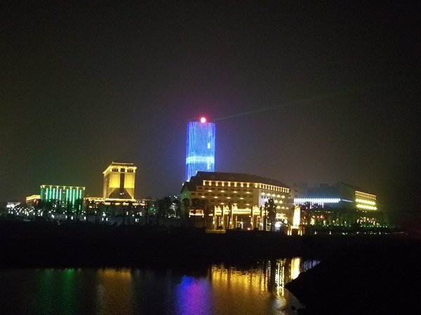 夜幕下,湖南华莱的万隆黑茶产业园灯光璀璨。澎湃新闻记者 朱远祥 图