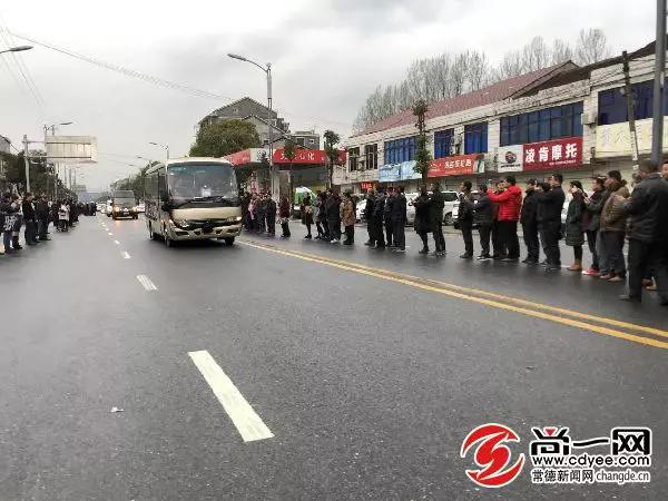 闻讯而来的群众们早早等在了常德石门县宝塔社区刘磊家门口，迎接烈士刘磊“回家”，长长的队伍从街头排到街尾。