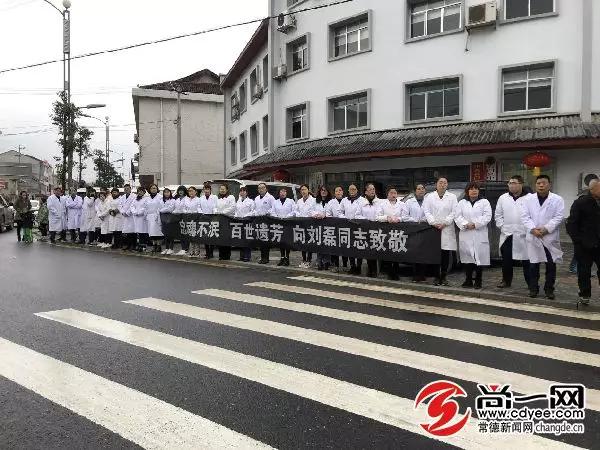 来自社会各界的群众自发组织聚集在常德石门县宝塔社区刘磊家门口，迎接烈士刘磊“回家”。