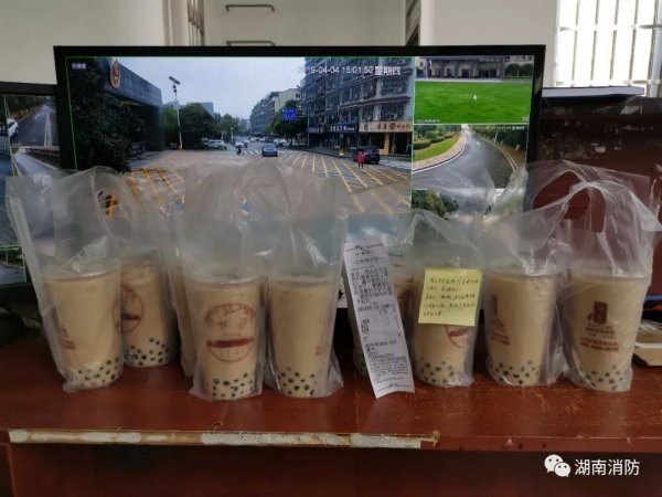 暖心！湖南和全国多地消防队收到神秘外卖 留言看哭了