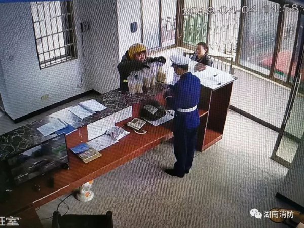 暖心！湖南和全国多地消防队收到神秘外卖 留言看哭了