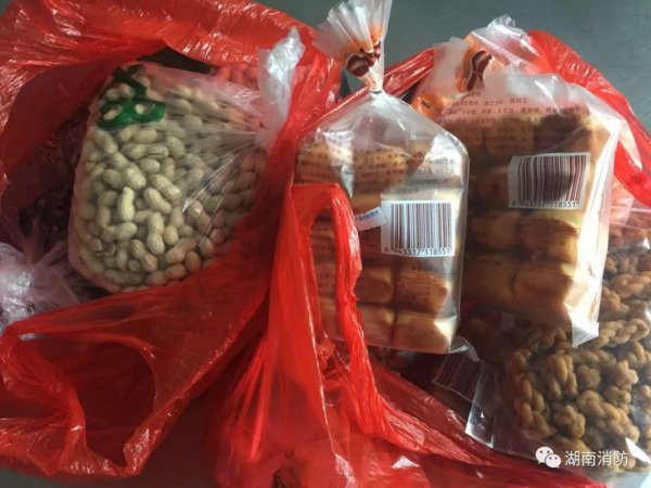 暖心！湖南和全国多地消防队收到神秘外卖 留言看哭了