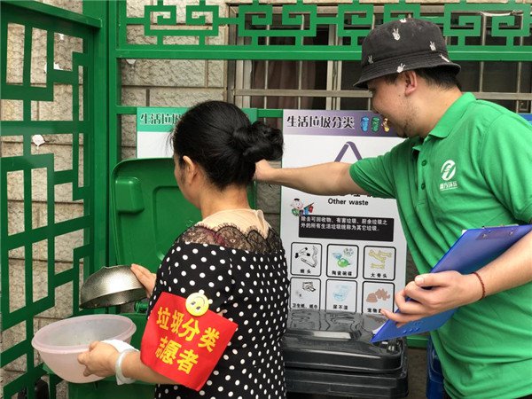 一个资深志愿者:听到有人反对撤桶,她就去上门劝说,哪怕是晚上10点