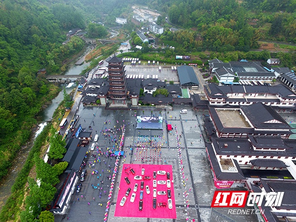 18日，“体验锦绣潇湘 拥抱健康生活”湖南人游湖南活动在张家界武陵源标志门广场举行启动仪式，同日启动仙境张家界健康自驾游活动。活动现场，参加活动的车主将汽车排成“湘”字。张洪涛 摄