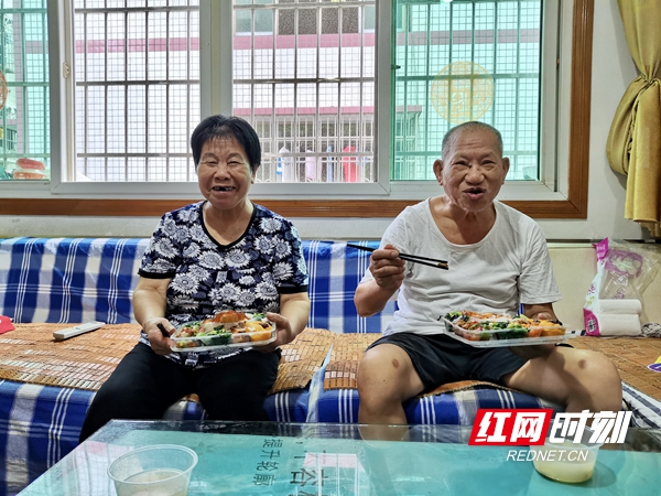 康紫健和韩爱纯老人分别已有84岁、77岁了,从今年7月1日开始,作为全县第一批“长者餐厅”服务对象,他们开始享受低价送餐上门服务。