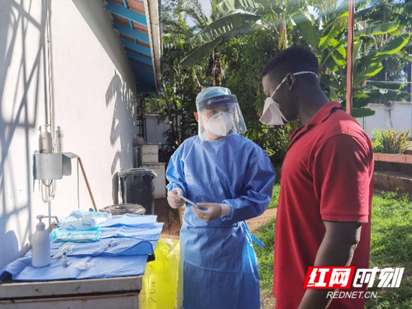 援非队员湖南省第二人民医院麻醉科李勇副主任医师向驻地雇员讲解检测的原理。