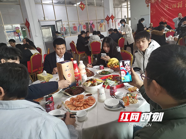 徐峰忍不住给老婆打了个视频电话，向远在老家的老婆和女儿展示着自己的团年饭。