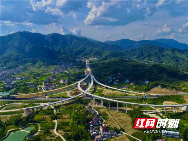 炉慈高速公路慈利西互通匝道桥。