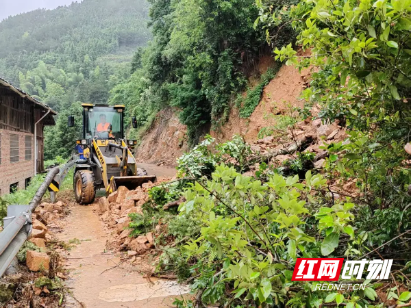 怀化市通道侗族自治县公路建设养护中心驻牙屯堡镇文坡村乡村振兴工作队员在清理塌方路段。