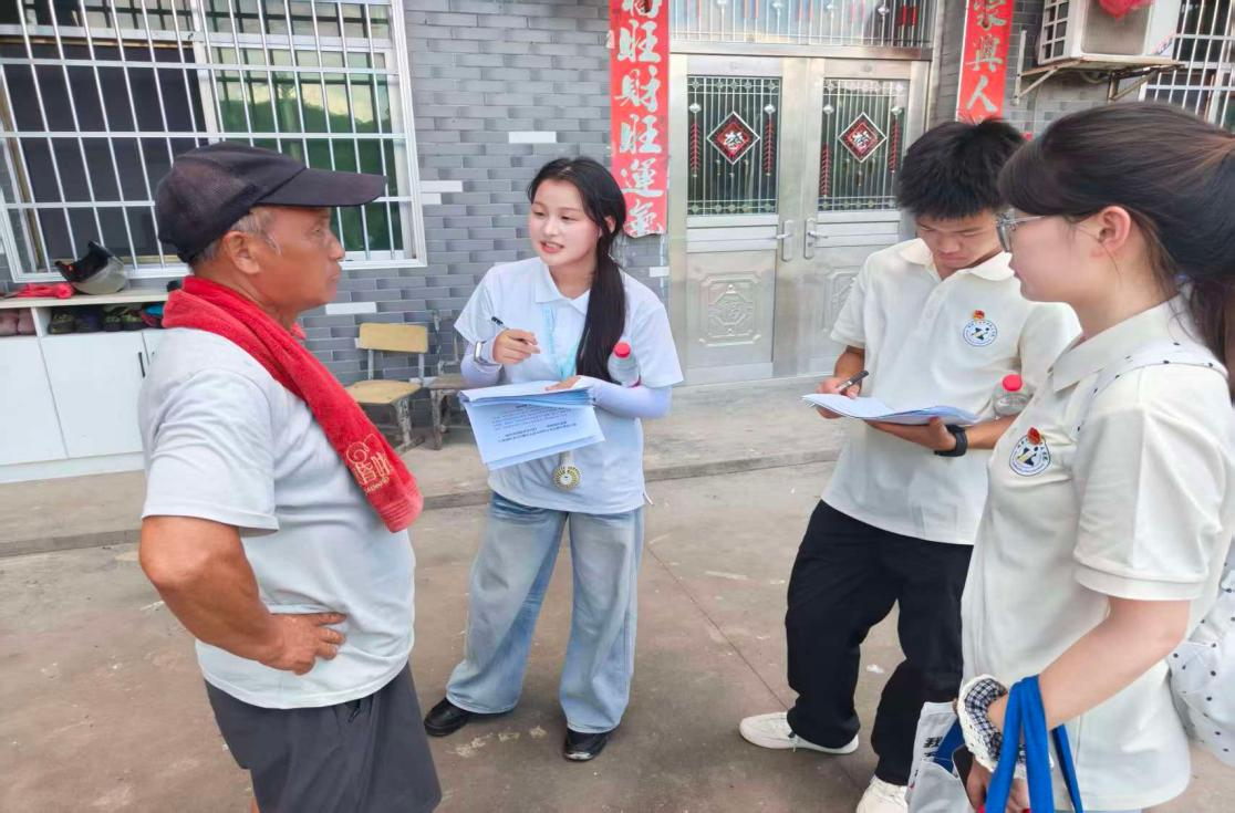 志愿者面向老年村民讲解防诈骗知识