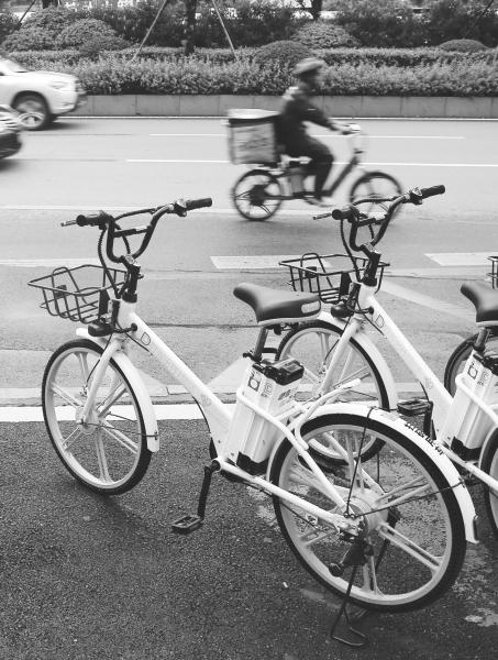 6月21日,长沙韶山南路,路边停放着共享电单车。图/记者陈正