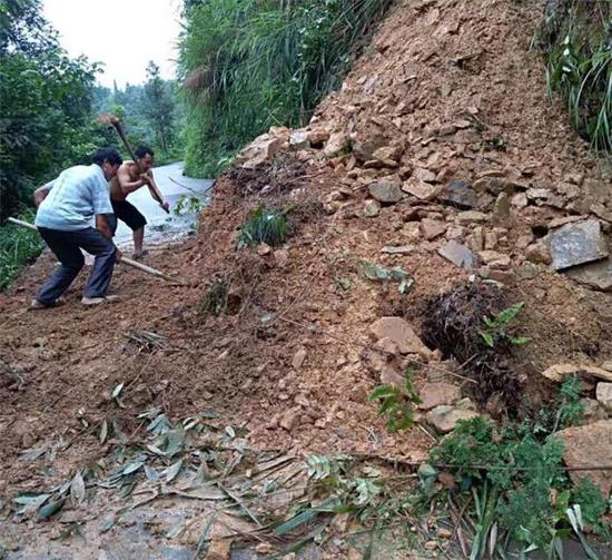 ↑对受阻道路进行清理恢复