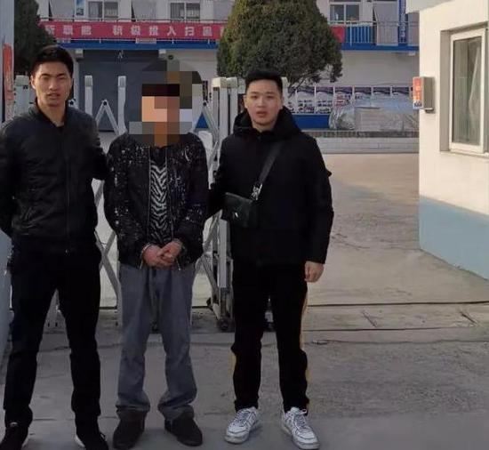 胆大包天 三名小伙子到涟源杨市派出所里偷车