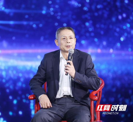 湖南华菱湘潭钢铁有限公司常务副总经理喻维纲。