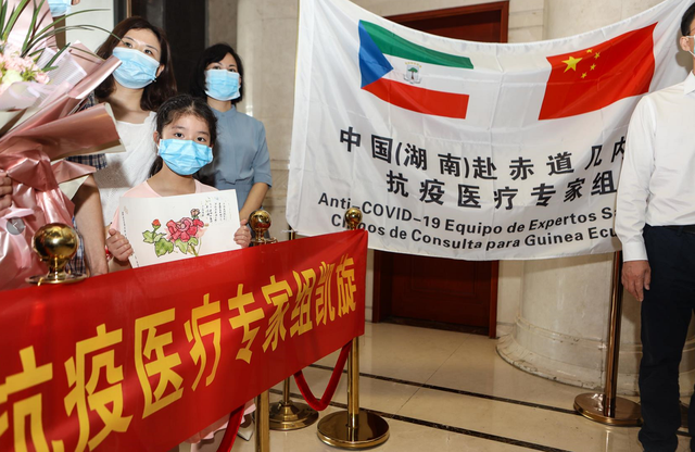 ▲ 6月22日,长沙黄花国际机场,9岁的曹予馨画了芙蓉花想送给妈妈。她的妈妈是中国(湖南)援助非洲专家组成员、省人民医院重症医学科护士长徐芙蓉。组图/记者张云峰