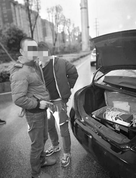 被抓获的电信网络诈骗嫌疑人指认车内的“多卡宝”设备。图/受访者提供