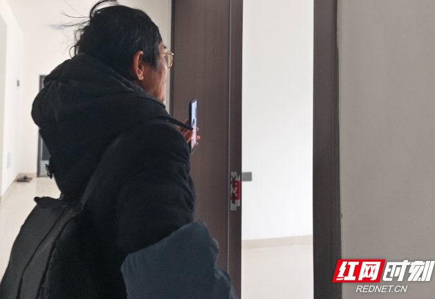 通过视频聊天带人远程参观新房。