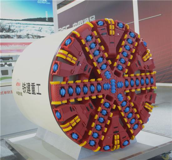 10月18日在中国国际轨道交通和装备制造产业博览会拍摄的中国铁建重工的一款盾构机。新华社发(陈振海 摄)