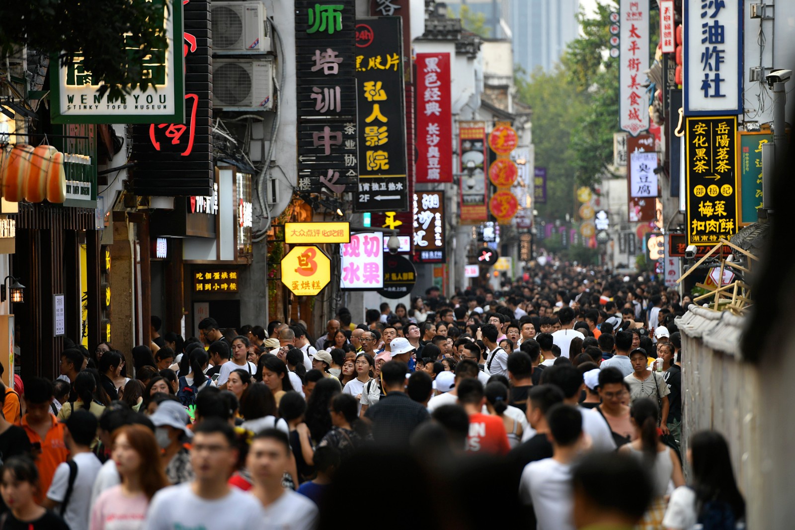 每逢节假日，太平街上的游客总是熙熙攘攘、摩肩接踵。 长沙晚报全媒体记者 王志伟 摄