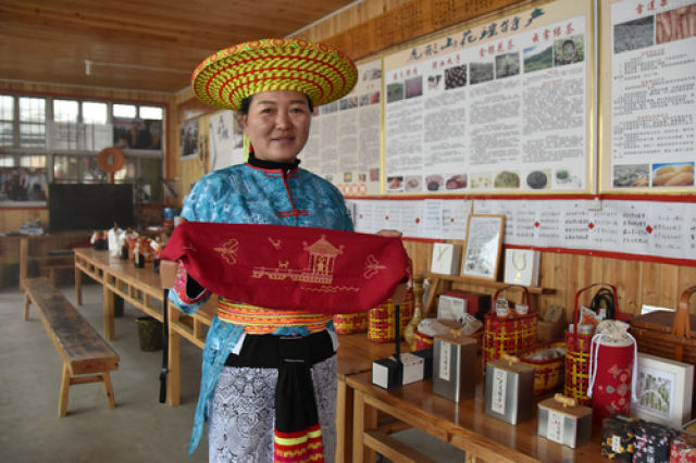 湖南省隆回县虎形山瑶族乡白水洞村村民奉娟花展示“变身”为文创品的挑花作品(1月30日摄)。 新华社记者 白田田 摄