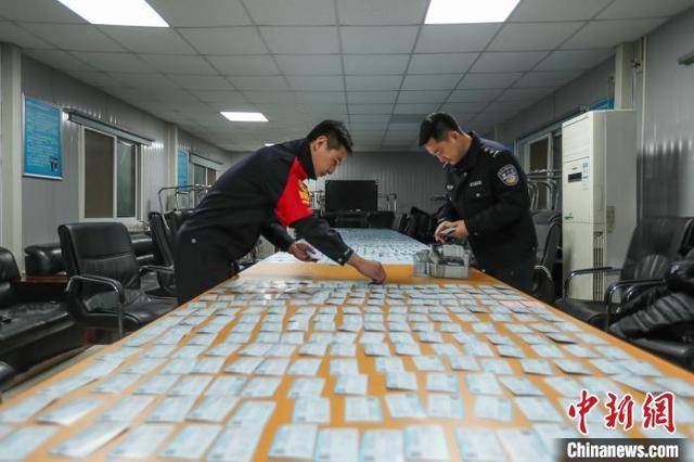 北京铁路警方12月16日发布消息称,一制贩假火车票、假航空运输电子客票行程单的制假窝点15日被警方捣毁。庞贺雷王海蛟摄