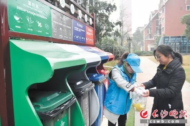 在生活垃圾分类集中攻坚行动中，长沙县率先实行垃圾分类督导员值守制，有效提升了居民垃圾分类参与率和投放精准率