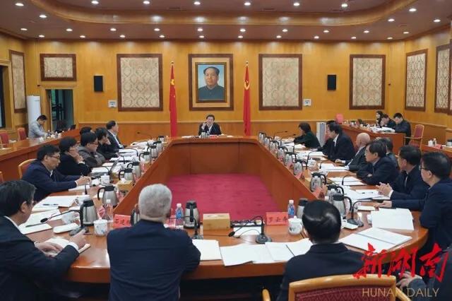 ▲11月10日上午,省委书记杜家毫与我省经济领域专家座谈,就我省“十四五”规划编制工作听取大家意见建议。