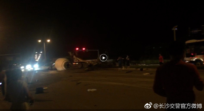 长沙两台水泥罐车相撞 两名驾驶人受伤