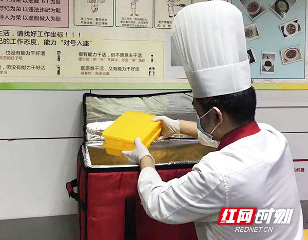 潇湘华天大酒店，厨师将制作完成的饭菜放进外卖保温箱。目前，湖南已复工的多数酒店提供外卖送餐服务。
