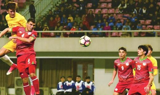 3月21日，长沙贺龙体育中心，中国队球员29号谢维军（左一）在下半场86分钟头球破门。记者 唐俊 郭立亮 摄