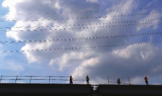 7月4日，长沙市湘府路上，建筑工人在烈日下施工，与蓝天白云构成一幅风景。当天，省气象台发布高温黄色预警，晴热高温天气持续，最高气温达36℃（大图，记者 郭立亮 摄）。为确保交通安全、防止道路周边植物发生高温热害， 7月4日，桂阳县利用雾炮车喷洒水雾，以达到抑尘降温效果（小图，欧阳常海 摄）。