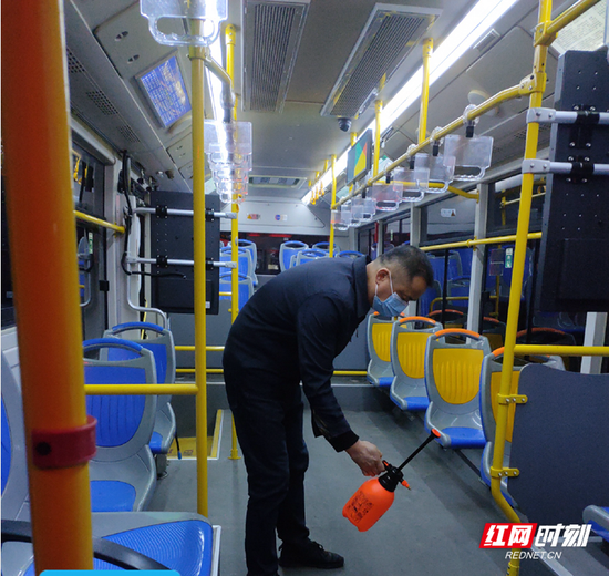 工作人员正在对公交车内进行消毒。
