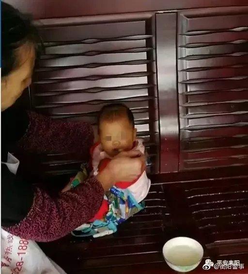 女婴被装蛇皮袋扔水沟 湖南衡阳警方介入调查