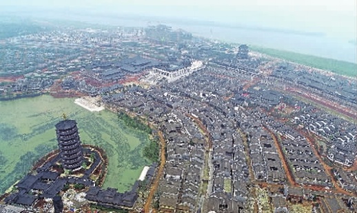 　　7月6日，已基本建成的长沙新华联铜官窑国际文化旅游度假区，青砖碧瓦的古镇画卷扑面而来。该旅游度假区包括古街古镇、7个博物馆群、铜官阁、演艺中心、沿江商业街、生活配套区、酒店、游客服务中心等设施，计划8月28日开园迎客。 记者 李健 摄