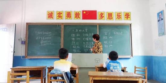 挽洲学校语文老师唐玉鑫，带同学们学习《鸟的天堂》