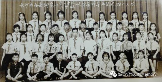 如意街小学1961年六甲班毕业照,二排右起第六人为陈祝三老师。 陶国俊供图