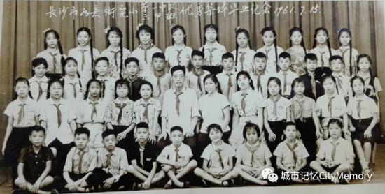  如意街小学1961年六甲班毕业照，二排右起第六人为陈祝三老师。  陶国俊供图