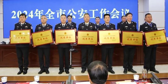 ▲副市长、公安局长罗飞虎上台领奖(右三)