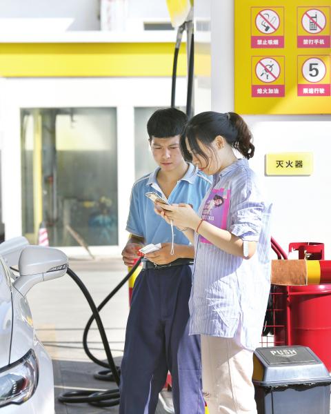 8月13日,长沙洞井路某加油站,车主正用手机扫二维码。图/记者金林