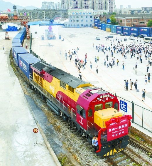 6月29日上午，一列满载货物的国际货运列车从怀化铁路口岸启程，驶往白俄罗斯首都明斯克。当天，怀化至白俄罗斯首都明斯克的中欧班列开通。潘雨 摄