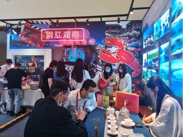 ▲网红湖南品牌成为展会观众打卡热门地。