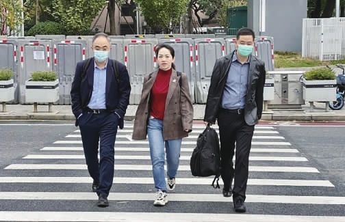 “小雪”已至,但气温如春,长沙街头市民秋装迎“小雪”。