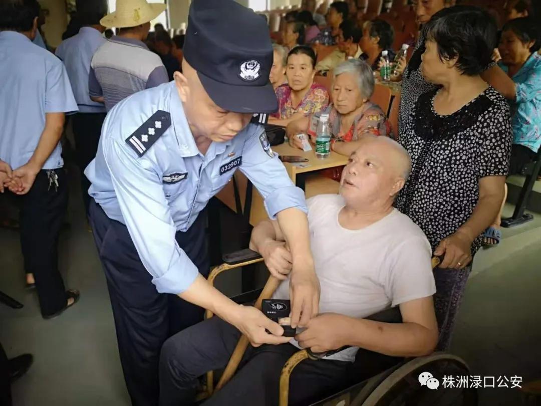 贺天红帮助社区老人补录指纹